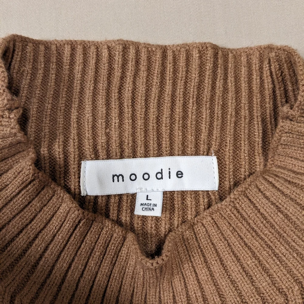Moodie mock neck balloon sleeve sweater- size large